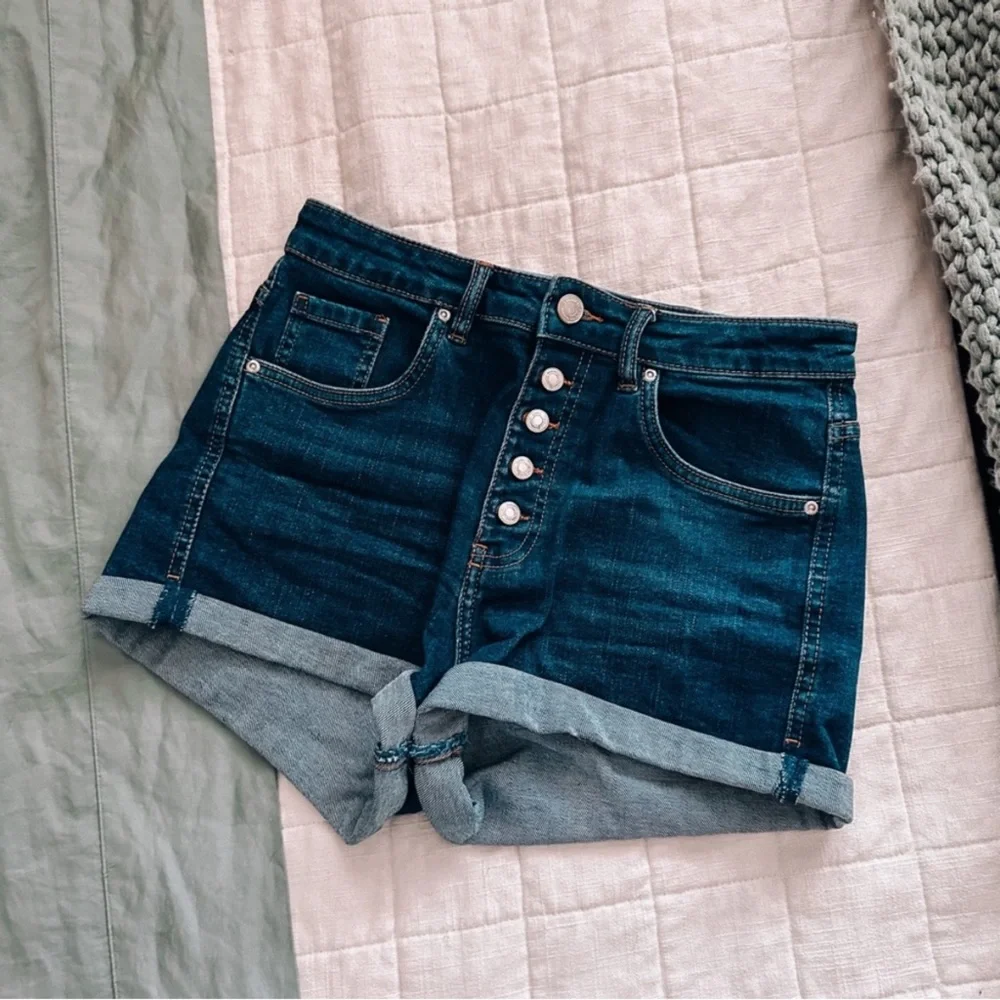zara dark wash button fly rolled cuff shorts - Picture 3 of 6